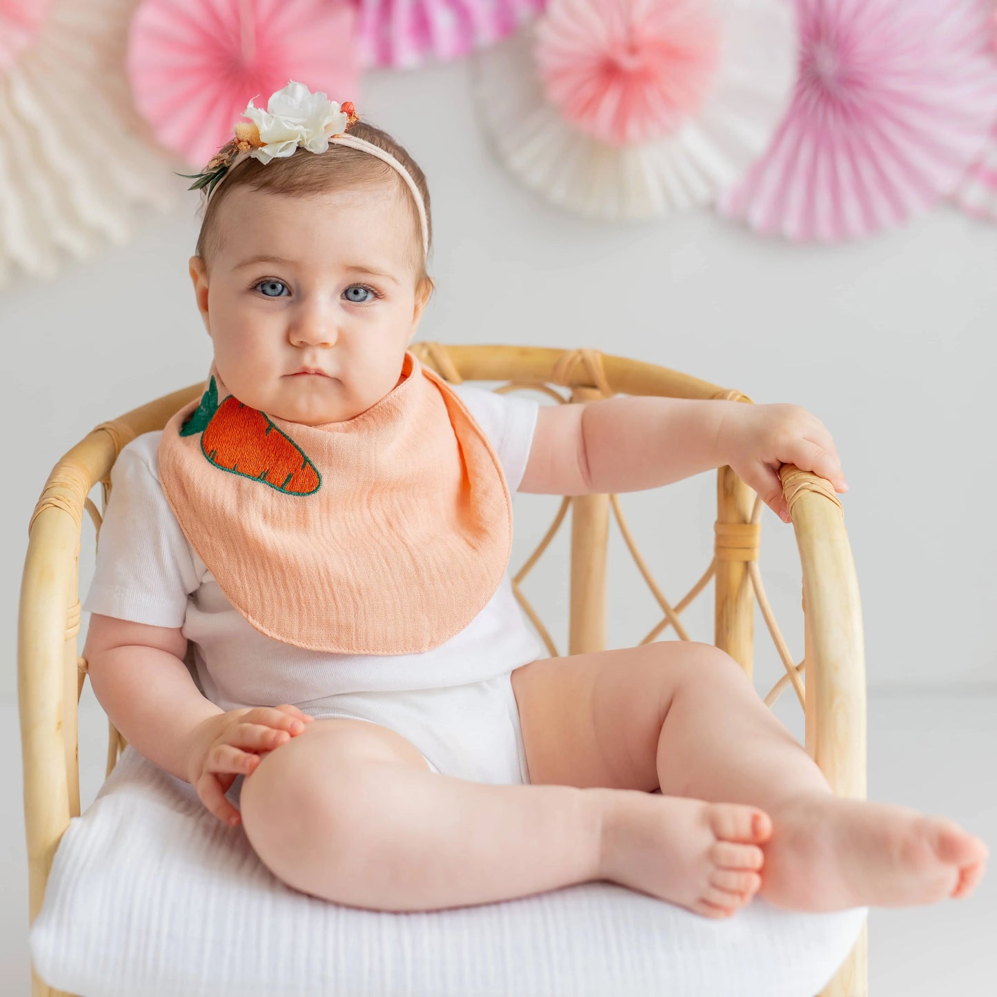 Havuç Nakışlı Somon Müslin Mama & Salya Önlüğü