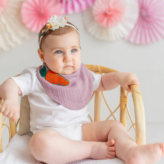 Havuç Nakışlı Mürdüm Müslin Mama & Salya Önlüğü